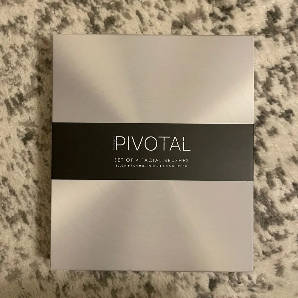 PIVOTAL COSMETICS || 4-Piece Essentials Facial Brush Set 🔘NWT🔘